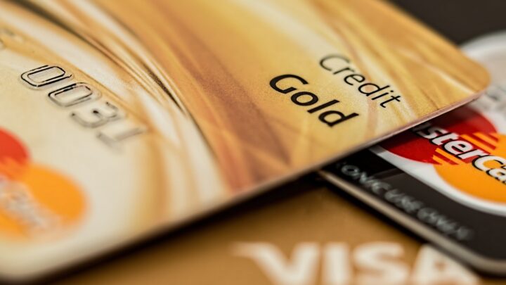 Karta kredytowa – jak działa i czy warto ją posiadać?