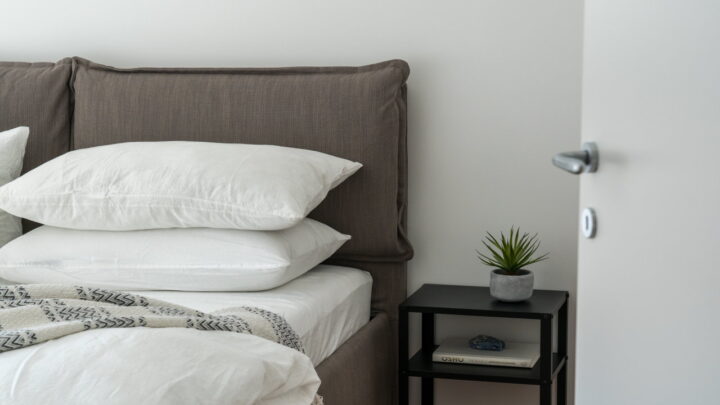 Jak dobrać łóżko do ceglanej ściany?