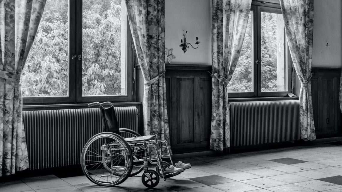 Jak sobie radzić w sytuacji, gdy potrzebujemy odpowiedniego wózka inwalidzkiego?
