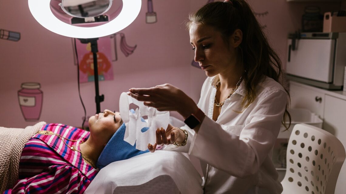 Praca dla Ukraińców w kosmetologii – jakich specjalistów potrzeba?