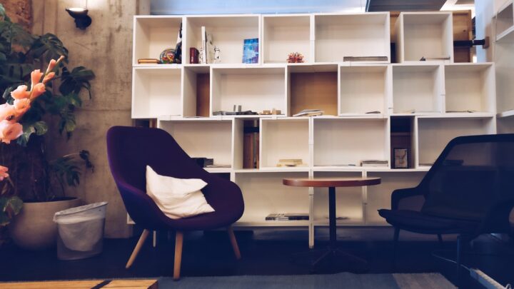 Akcesoria meblowe – charakterystyka i zastosowanie