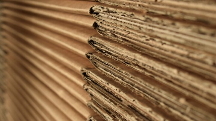 Jakie zasady bezpieczeństwa obowiązują podczas produkcji kartonów?