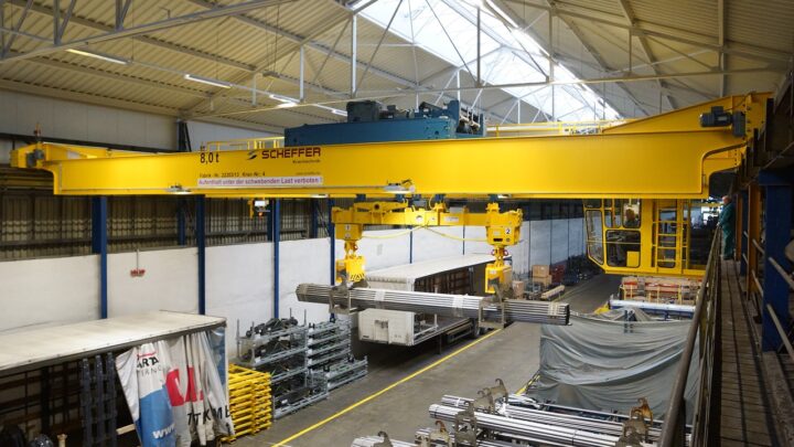 Do czego wykorzystywane są suwnice?