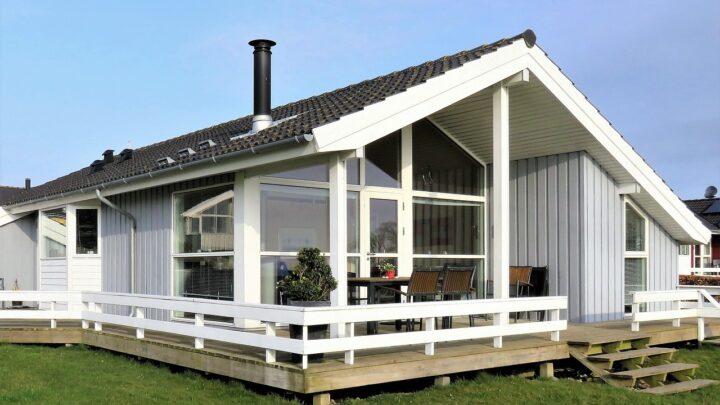 Domy drewniane całoroczne – czy warto w nich zamieszkać?