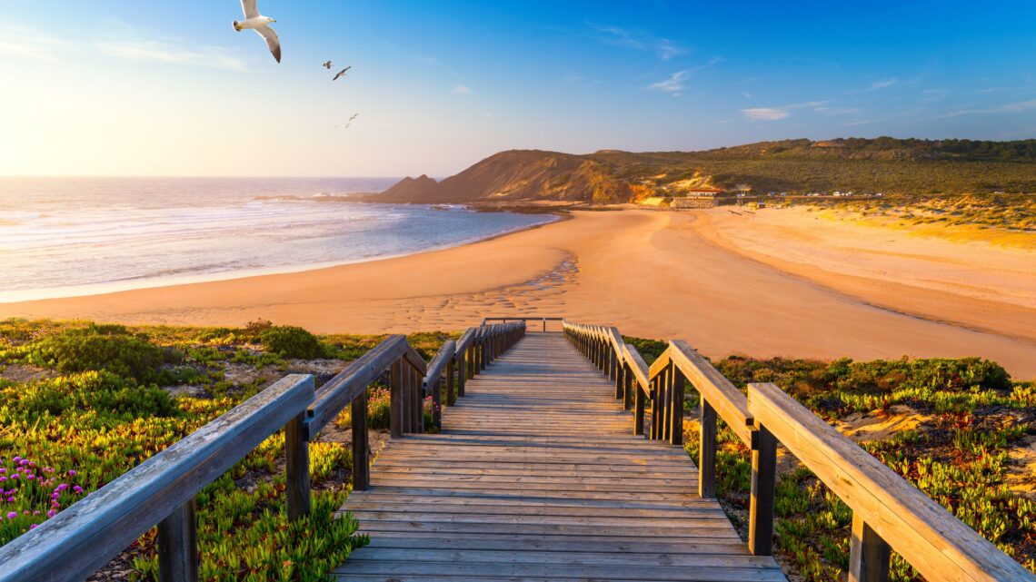 Algarve – 300 dni słońca i tanie loty z Polski. Nic dziwnego, że AI je wskazała