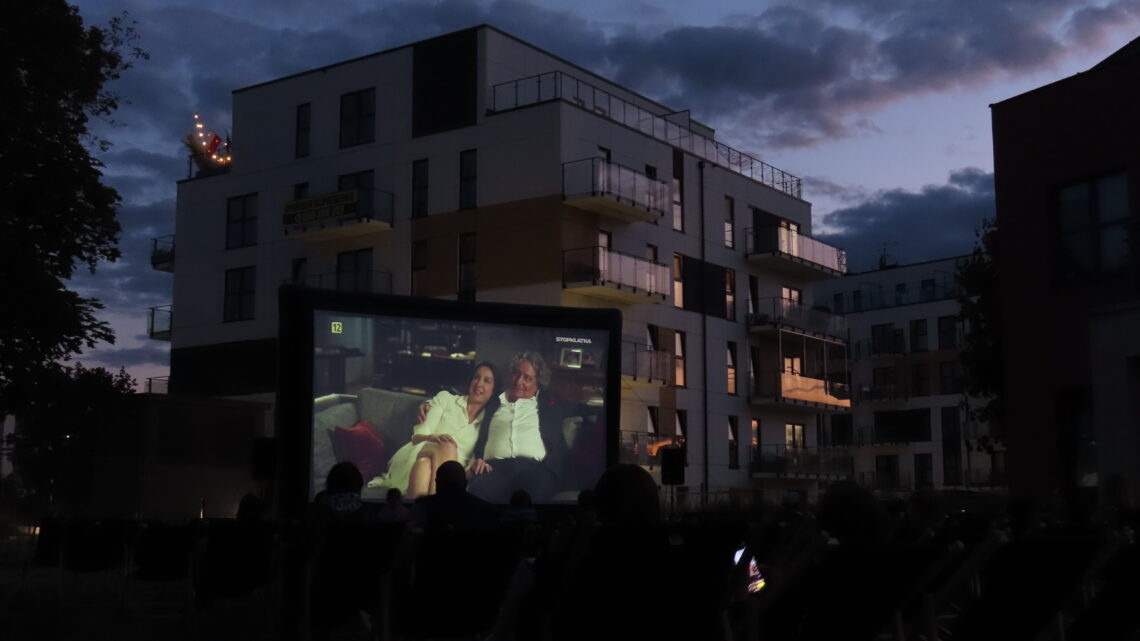 Kino letnie na Osiedlu Ja Sielska w Poznaniu, czyli sąsiedzka integracja pod gołym niebem!
