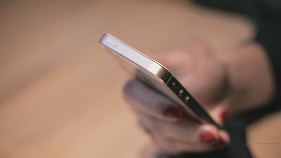 Telefony w szkole – prawo i praktyka