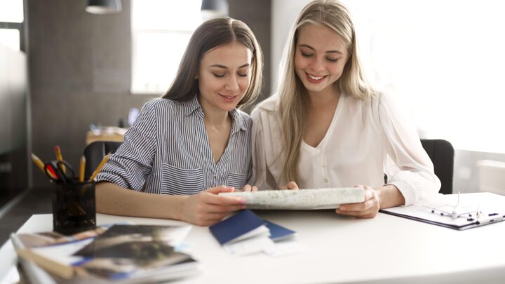 Samodzielność zaczyna się od portfela. Łukasz Paszkiewicz o edukacji finansowej dziewcząt i młodych kobiet.