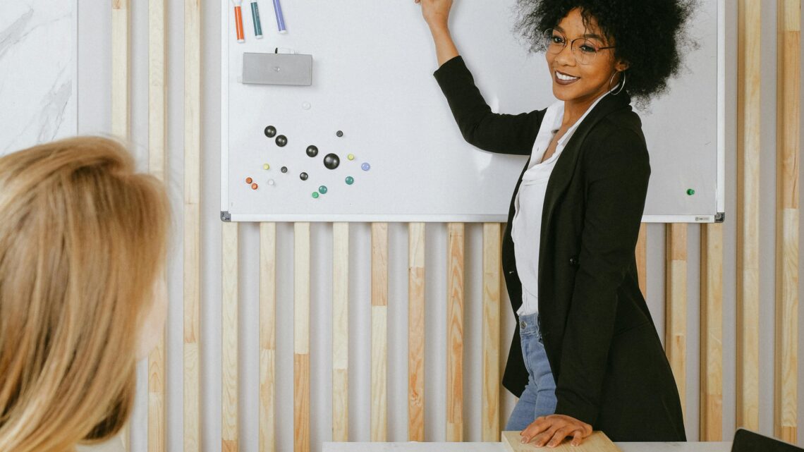 Jak kobiety mogą przełamać finansowe bariery i zacząć inwestować?