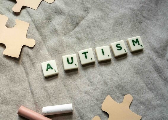 Życie w sinusoidzie. O dorastaniu w spektrum i systemie, który nie nadąża.