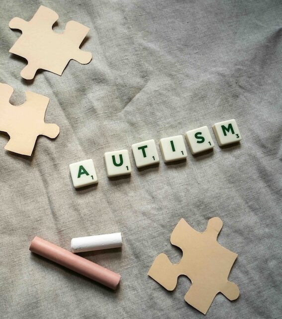 Życie w sinusoidzie. O dorastaniu w spektrum i systemie, który nie nadąża.