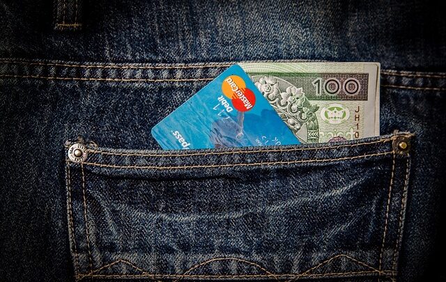 Nie zarabiamy, by żyć – żyjemy, by wydawać. Dlaczego tak trudno oszczędzać?