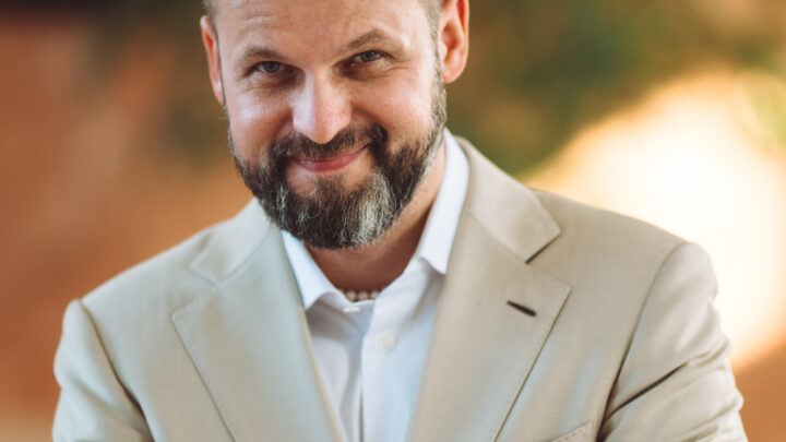 Uściskaj innych i… siebie! Dlaczego kontakt z drugim człowiekiem jest obecnie ważniejszy niż kiedykolwiek?