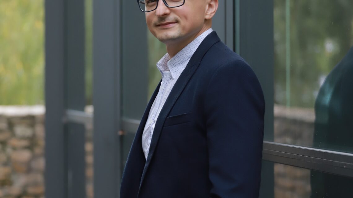 Smartfon w dłoni i… pogłębiające się kryzysy. Co dorośli przestali zauważać u dzieci?
