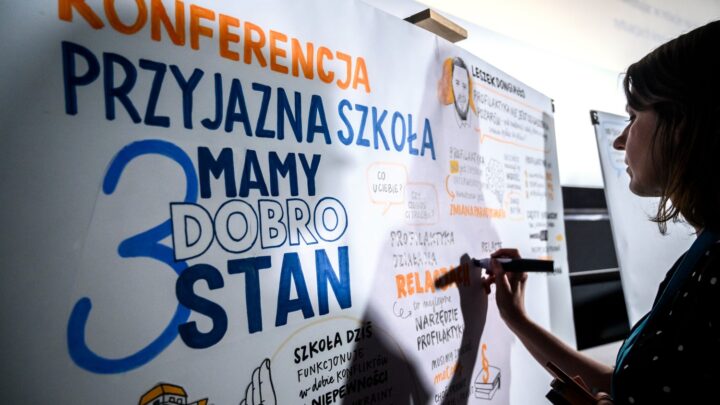 Smartfony znikną ze szkół, ale to dopiero początek zmian.  Jak zadbać o dobrostan uczniów?