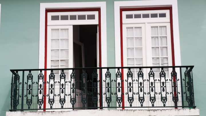 Balkon należy do mieszkania czy do wspólnoty? Od odpowiedzi zależy, kto zapłaci za remont
